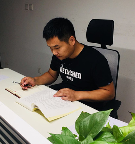 1531099249893092yJpx.jpg 1.集團公司吝曉峰_副本.jpg