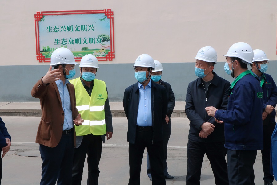 西安市生態(tài)環(huán)境局局長劉軍一行到省危廢處置中心考察調研.jpg