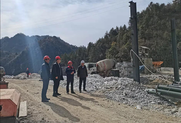 集團公司領導赴鼎豐礦業公司檢查工作_副本.jpg
