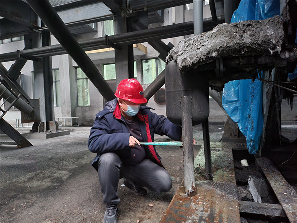 環保公司 1 呂子涵檢修省煤器，更換氣力除灰排水閥.jpg