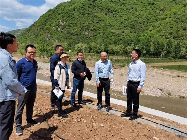 1652836437942857jzzq.jpg 20220517省生態環境廳土壤處赴我司承擔的寶雞市鳳縣歷史遺留涉重廢渣污染治理項目調研圖片1.jpg