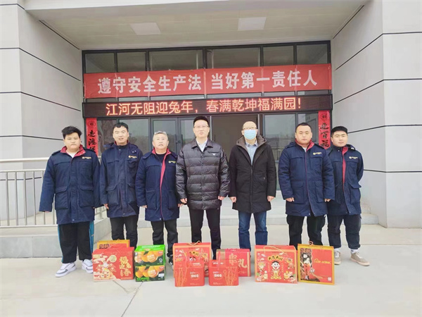玉兔呈祥 除夕送暖  陜西環保集團副總經理劉強慰問水環境寶雞公司干部職工.jpg