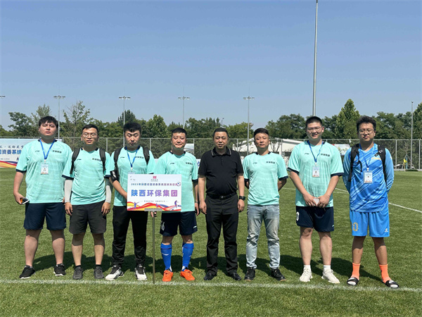 1688006439509675g7lK.jpg 黨委副書記劉青剛與隊員合影(1M).jpg